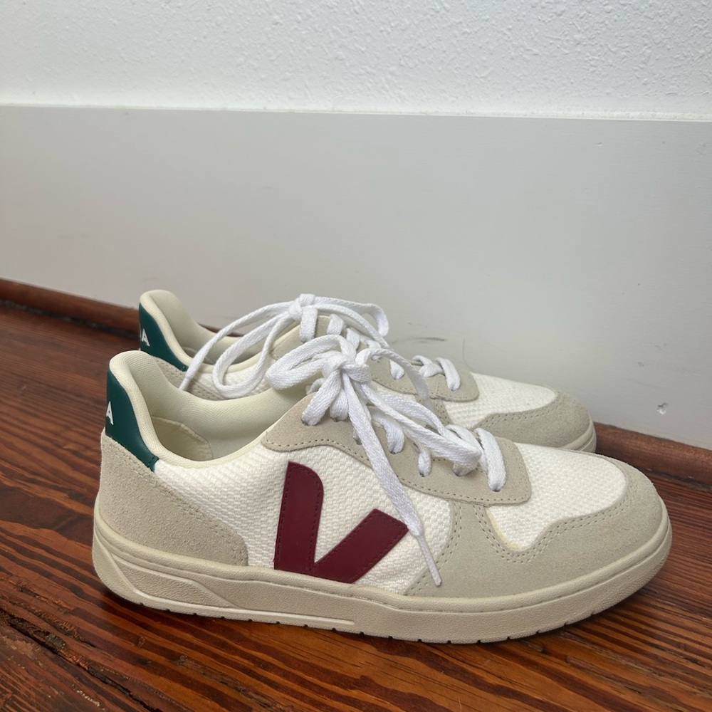 NWOT VEJA V-10 Size 39 B-MESH WHITE MARSALA BRITTANY